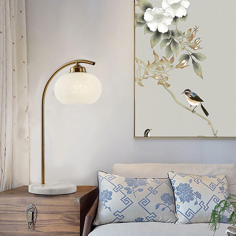 Domed White Glass Table Light Postmodern Single Head Brass Finish Desk Lamp voor studieruimte