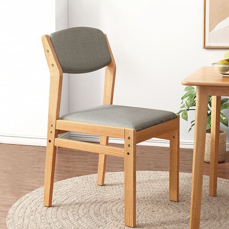 Silla lateral moderna de tela de madera de caucho, acabado mate, parte trasera abierta, silla de comedor