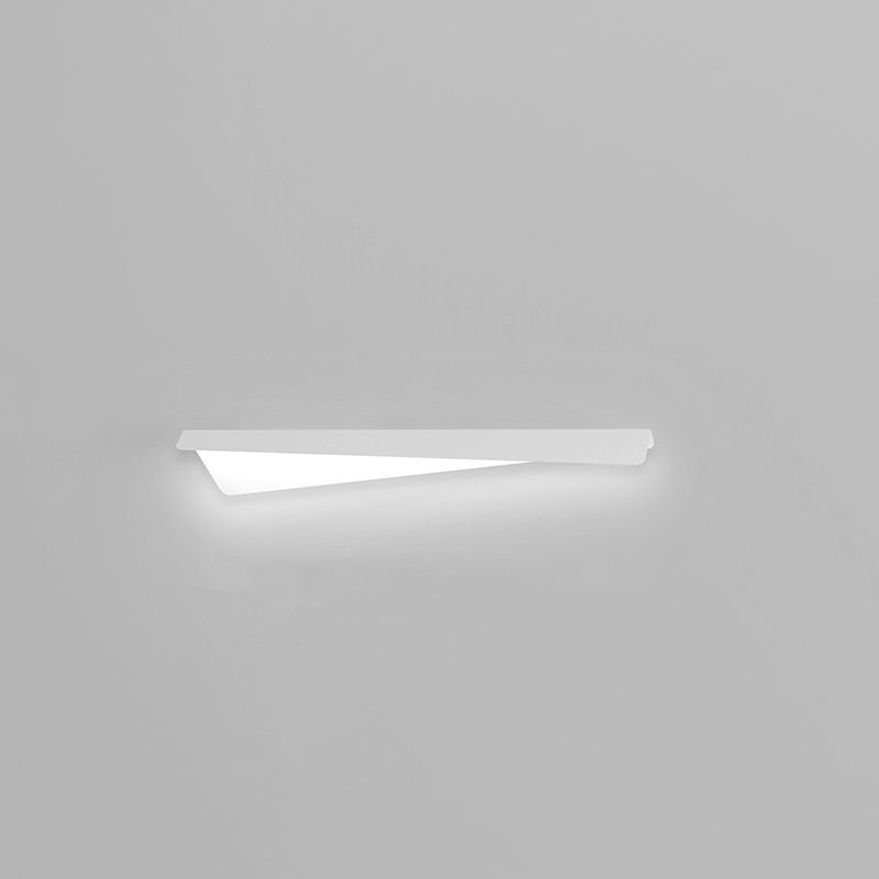 Linear Shape Metal Wall Light Modern Style Single Light Wall Sconce Light in White