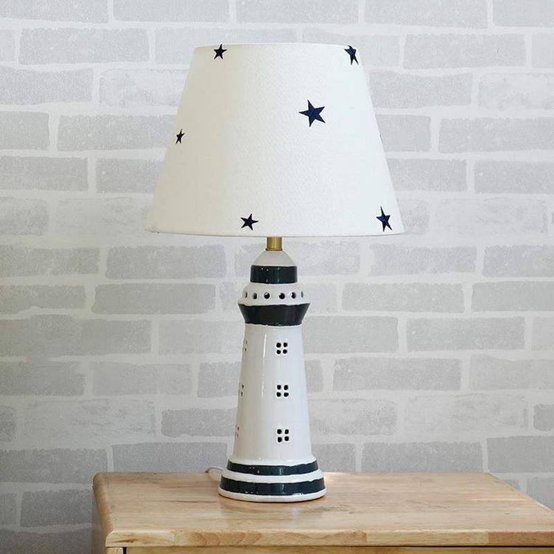 Lampe de table en tissu conique nordique 1 bulbe de lecture blanche Livre lumineux avec une base de résine phare