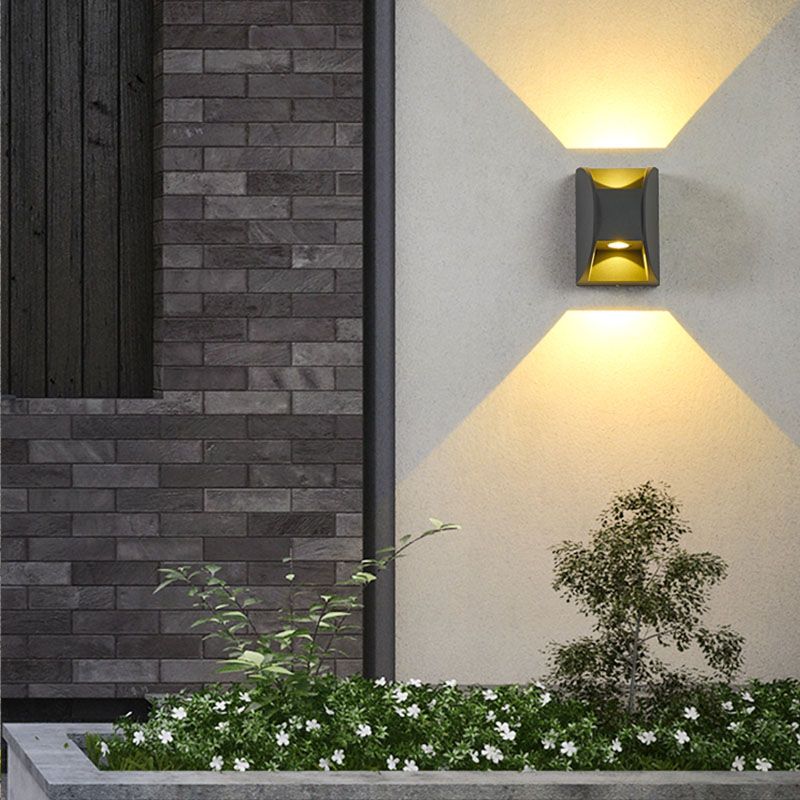 Prononi murali minimalisti contemporanei su e giù per il corridoio del portico