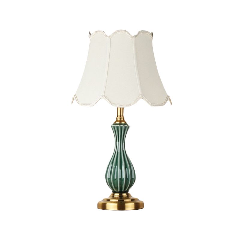 1 Glühbirnen-Stofftischlampe Traditionelle weiße, überbesserte/konische Schlafzimmer-Nachttischbeleuchtung mit Keramik-Urnen-Förster-Basis