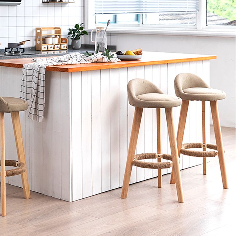 Zeitgenössischer Innenhocker Rundsitzhocker mit Rückenlehne, Holzbasis