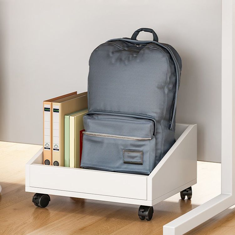 Libreria in stile scandinavo aperto per la sala di studio degli uffici per la casa