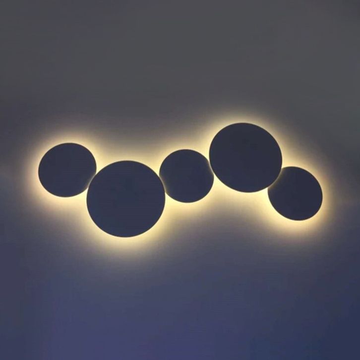 Lámpara de pared de metal de metal en forma de minimalismo iluminación de pared LED integrada de luz cálida/blanca en gris/blanco, 47.5 "/52" de ancho