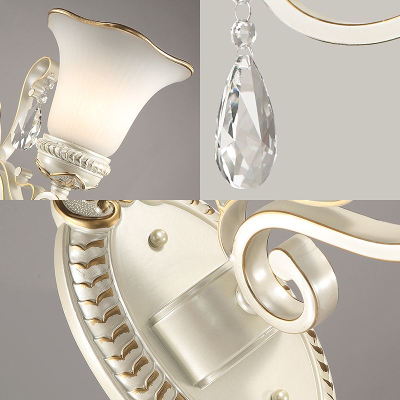 Luce sconde petalo di vetro di latte vintage 1/2 a parete a parete con accento di cristallo trasparente in bianco per camera da letto