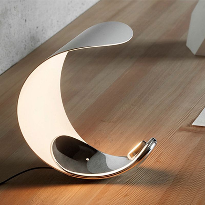 Luz de mesa LED de dormitorio metálico de lámpara de luna en forma de luna en forma de luna con cable enchufable