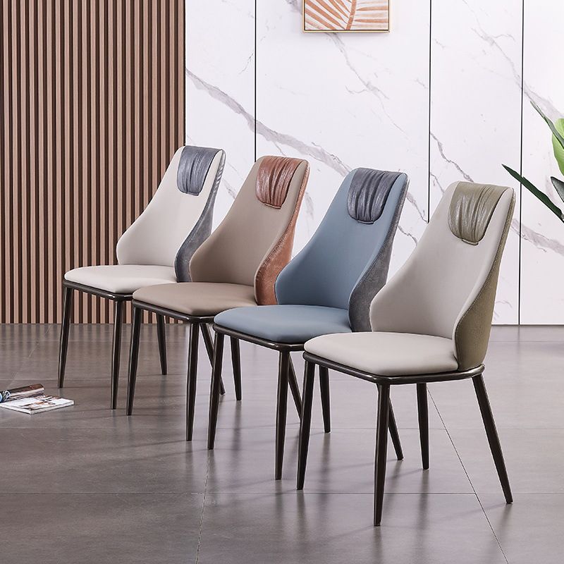 Moderne Metallflügelback -Stuhl -Leder -Essstühle mit schwarzen Beinen