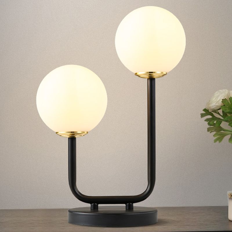 2 heads tavolo da letto leggero lampada da scrivania nera moderna con tonalità in vetro opale globo