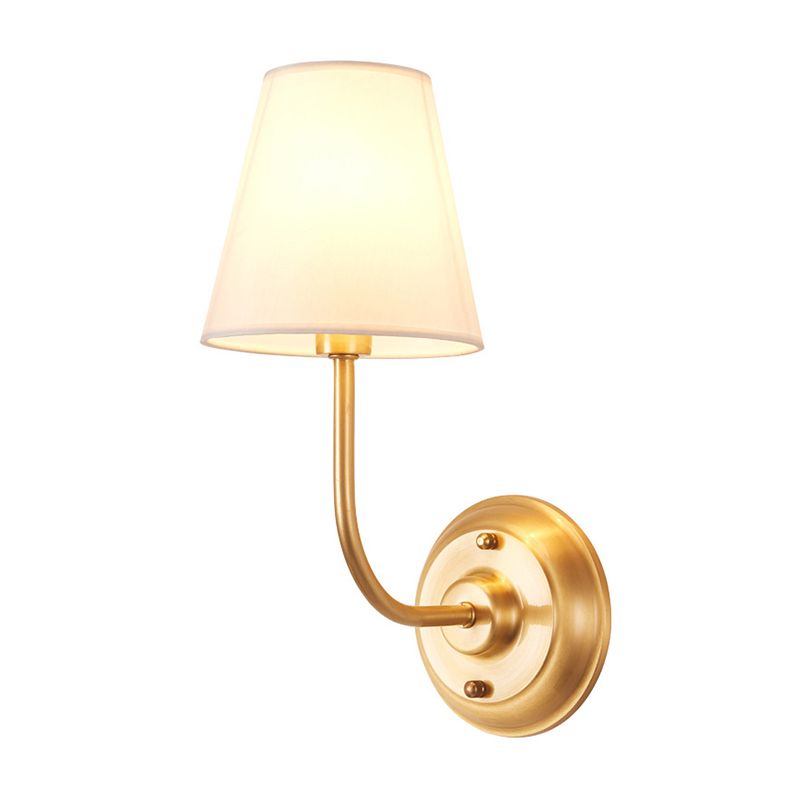 Lámpara de pared de pared de una sola bombilla Luz de pared de la sala de estar minimalista con sombra de tela cónica en oro