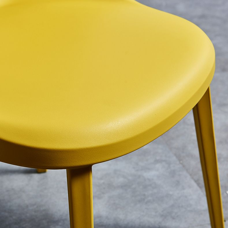 Silla auxiliar de plástico para restaurante contemporáneo, silla auxiliar de comedor con respaldo sólido y acabado mate (juego de 2)