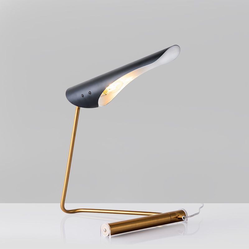 Lampada da tavolo nera postmoderna a forma di uccello a forma di uccello Lampada da tavolo metallica postmoderna a 1 lampadina con supporto curvo