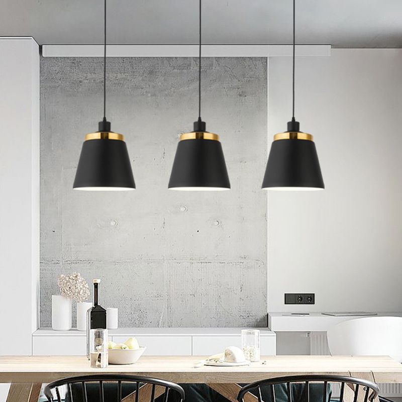 Plafonnier à pendentif conique de style moderne.