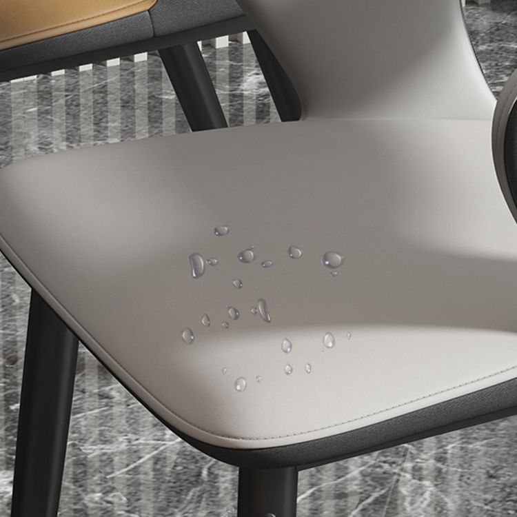 Silla de comedor contemporánea con respaldo abierto curvado de cuero con acabado mate