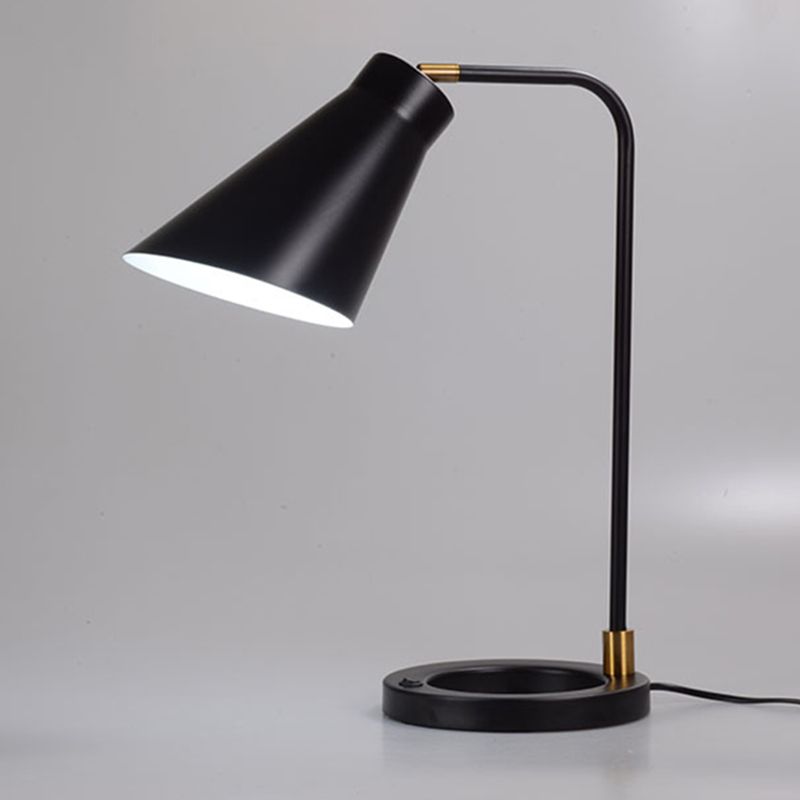 Lampada da scrivania moderna Funzione illuminazione da tavolo metallico per il salotto della camera da letto dello studio