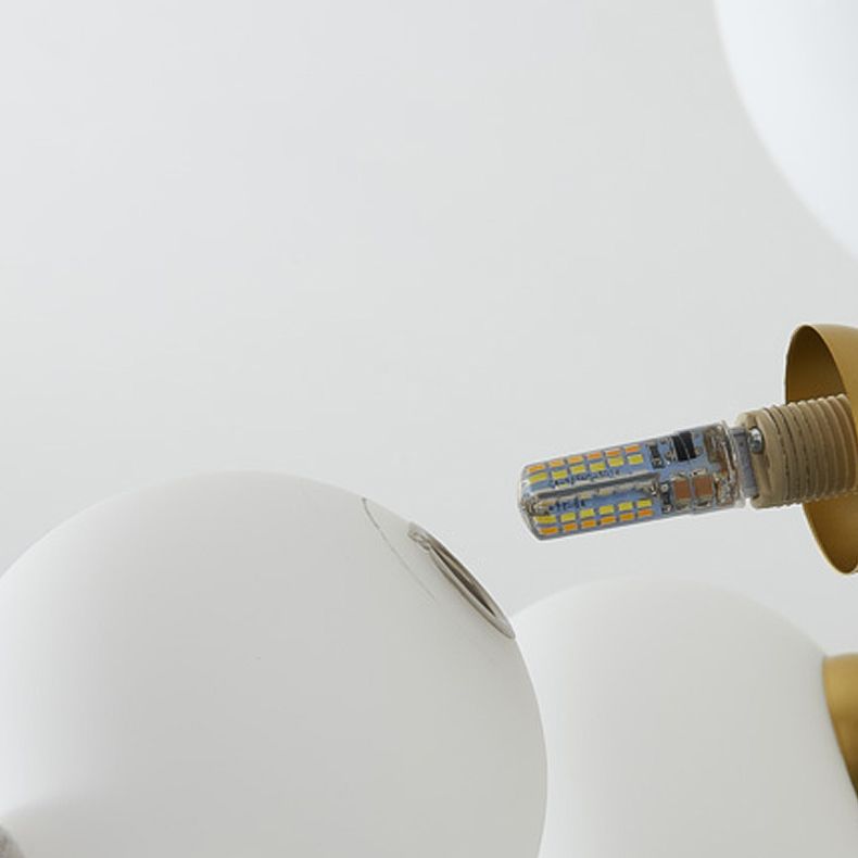 Moderno lampadario artistico a bordo in globe lampadina in ferro laccata con tonalità di vetro bianco