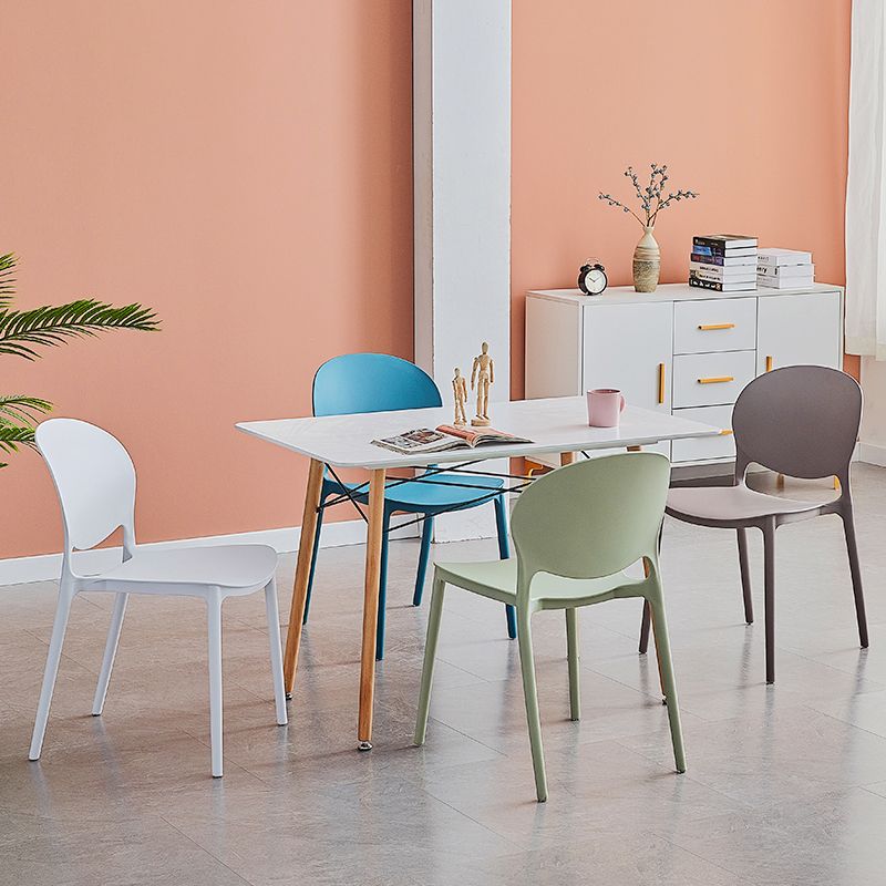 Silla lateral de plástico contemporánea, silla lateral de comedor apilable sin brazos con respaldo abierto