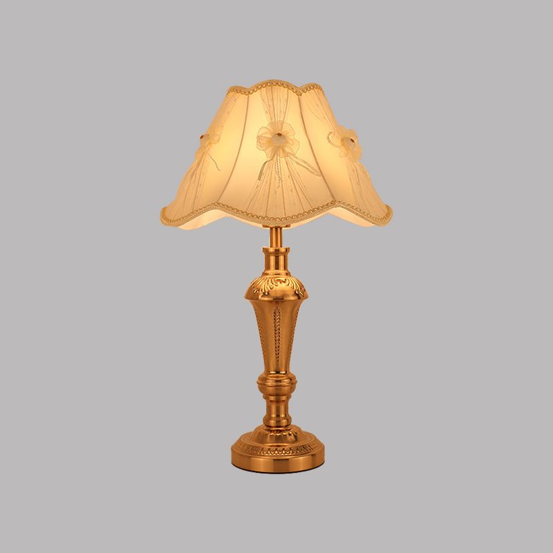 Bloemen/conisch bed bureau licht Traditionele stof enkele kop gouden nachttafelverlichting