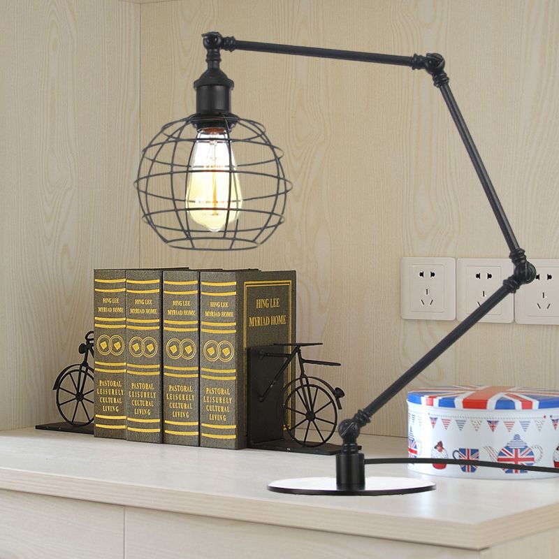 Warehouse Wire Guard Lampe de table en métal à 1 tête pour café avec abat-jour global en finition noir/laiton