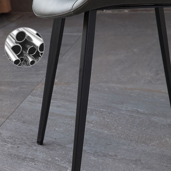 El comedor contemporáneo preside la silla sin brazos curvada de cuero mate de Parsons