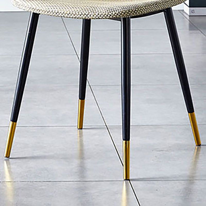 El plástico del diseño escandinavo que cena la silla lateral sin brazos del respaldo sólido de las sillas sin brazos