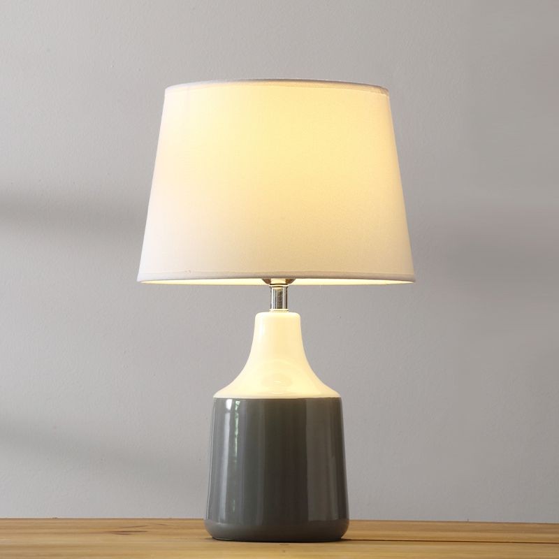 Moderne taps toelopende trommeltafel Licht Keramische nachtverlichting 1-lichtsbed in bruin/wit en grijs met stofschaduw