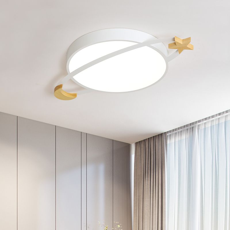 Gespoeld Planeet LED Flushmount Licht Childrens Acryl Wit Plafond Armatuur met Houten Maan en Ster
