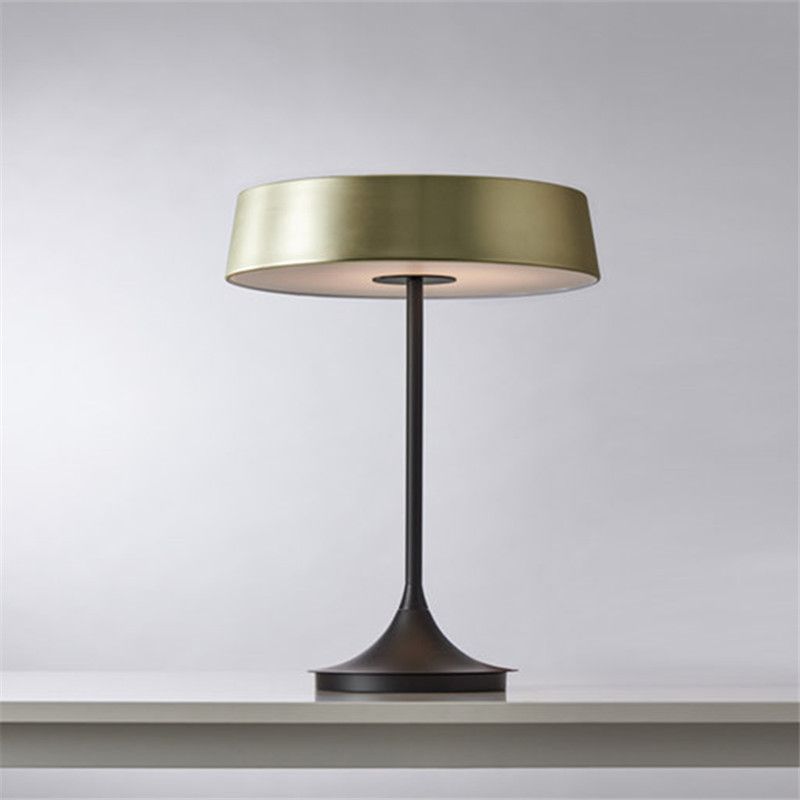 Lampada da tavolo a forma di tamburo in metallo stile minimalista LED per camera da letto e lampada da notte