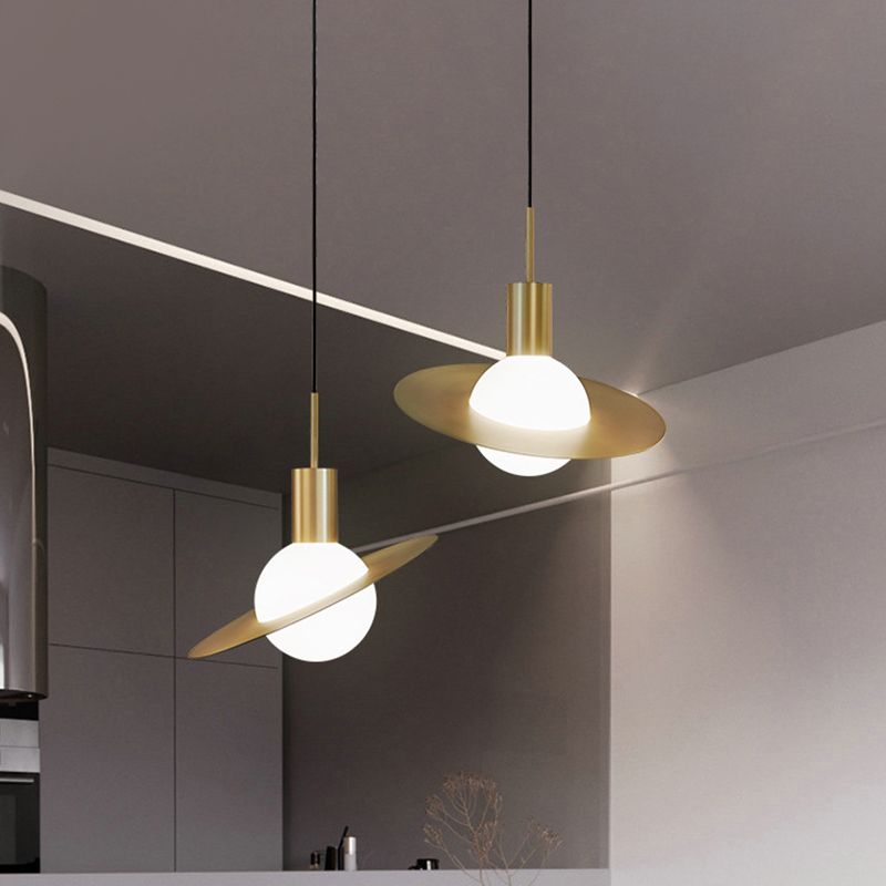 Gold Planetoid Hanging Light Kit postmoderne einmischende Single -Opalin -Glasendecke Anhänger über Tisch