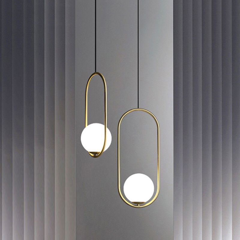Noordse moderne opaal mat glazen hanglamp bolvormig suspensie licht met elliptische metalen ring voor eetkamer
