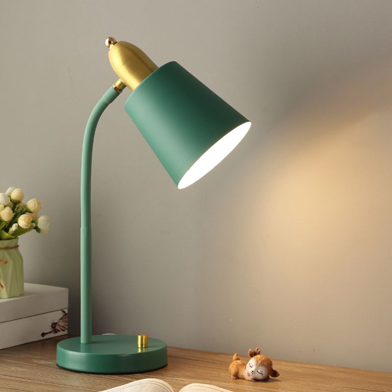 Lámpara de mesa de estilo de la sala de estudio de una sola bombilla con tono de metal cónico
