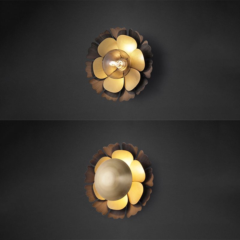 Postmodern Metal Wall Sconce Flower Shape Wall Light for Bedroom