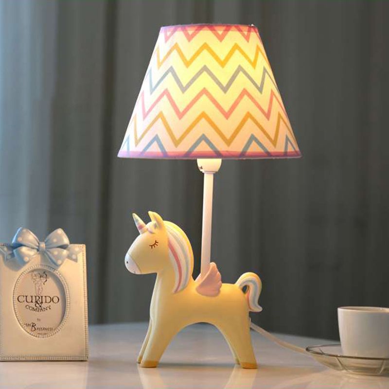 Moderne schöne Karusselltisch Licht Eine helle Harztischlampe mit sich verjüngter Schatten für Kinderschlafzimmer