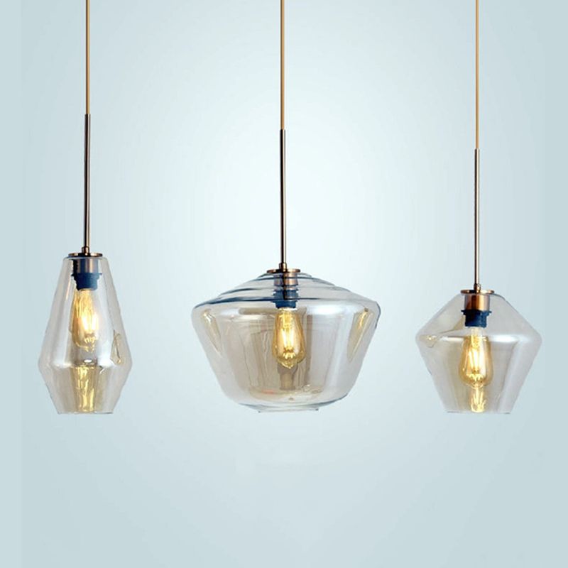 Un bicchiere di vetro leggero sospeso con la testa per la sala da pranzo