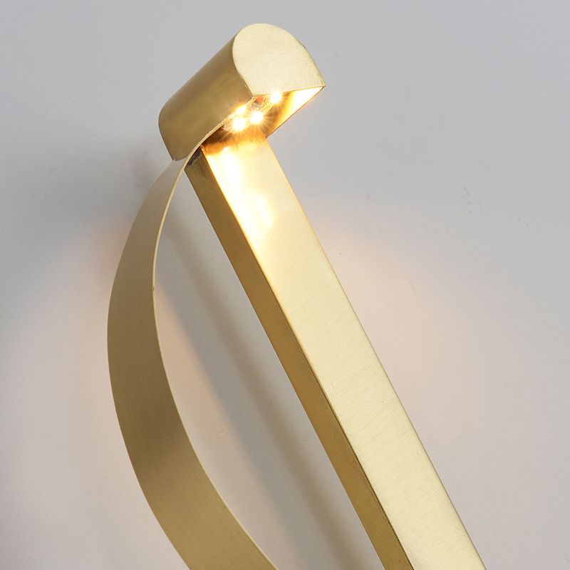 Brass Curve LED Wall Mount Light Minimalistic Metal Wall Sconce Lamp for Living Room