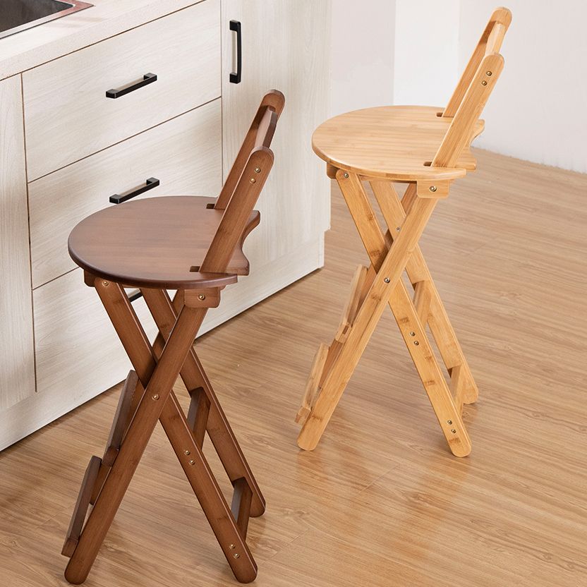 Moderner klappbarer Barhocker aus Holz mit Fußstütze und niedriger Rückenlehne für die Küche