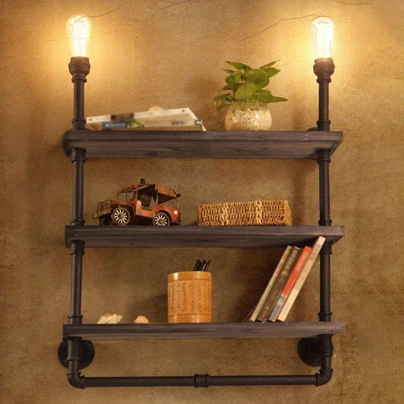 Industrielle Rohrleitungswand montierte Beleuchtung Metallic Wandleuchten in Schwarz mit Holzregal