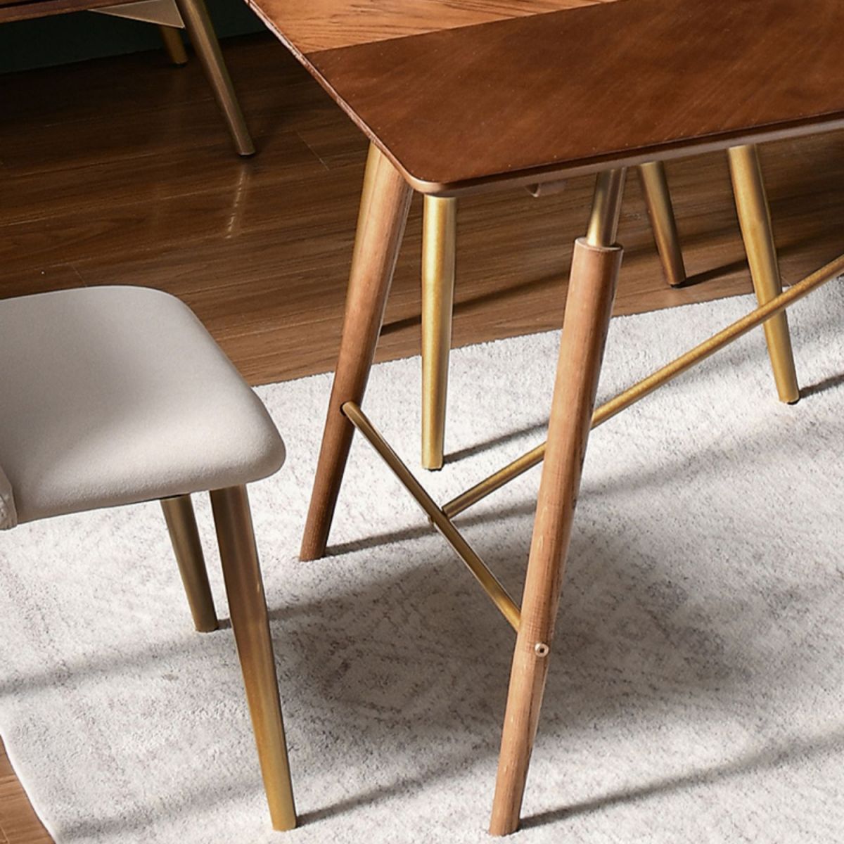 Traditional Luxury Dining Table Brown Wooden Dining Table for Home Use