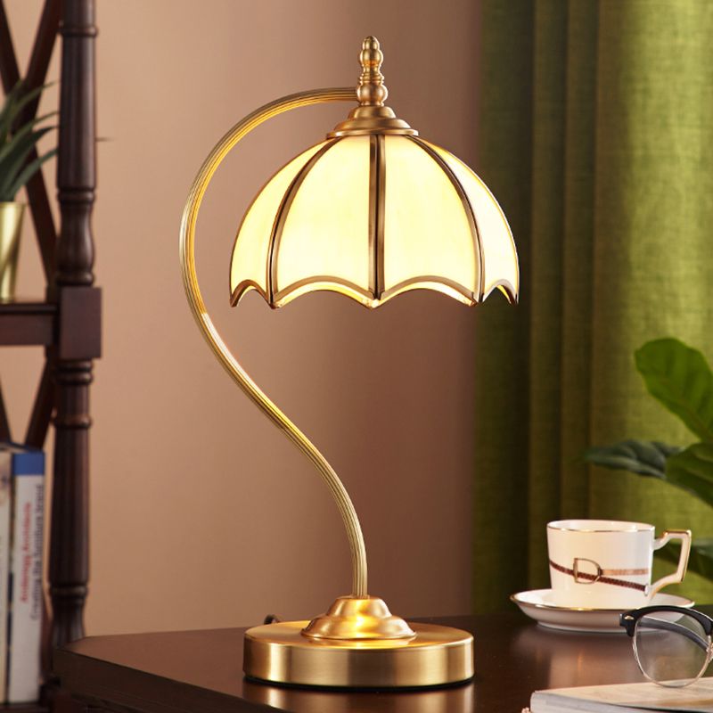 Lampada da tavolo a forma di ombrello Simplicity 1 testa illuminazione notturna in vetro smerigliato con braccio a collo di cigno in ottone