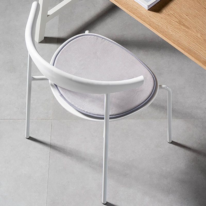 Silla contemporánea con respaldo abierto, silla auxiliar sin brazos con patas de metal