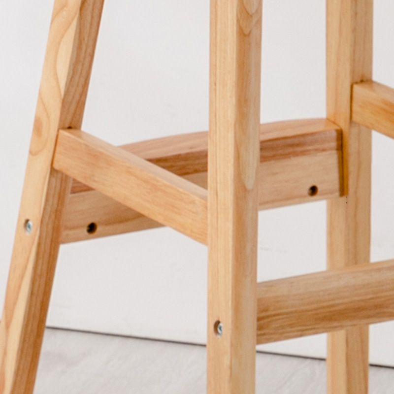 Zeitgenössische massive Holzbarhohocker Häuser mit Holzsitz und Fußstütze