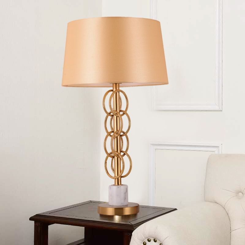 Lampada da tavolo a botte gialla Lampada da comodino moderna in tessuto a 1 lampadina con base circolare in metallo