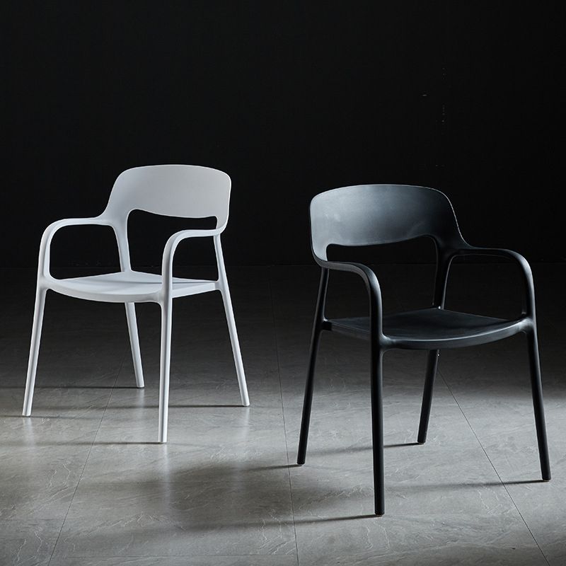 Sillón de estilo moderno con respaldo abierto y patas de plástico para cocina