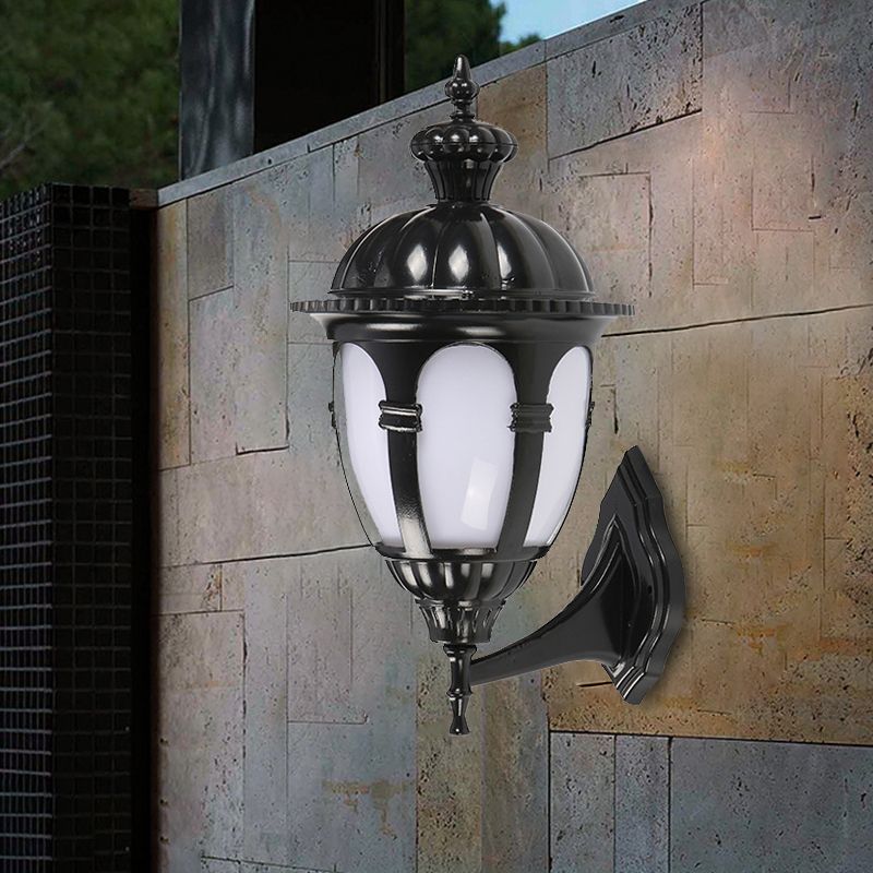 1 hoofdmuurverlichting ideeën plattelands naar binnenplaats staflamp met urn witte plastic schaduw in zwart