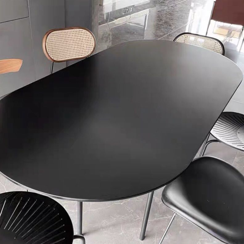 Ovaler minimalistischer Esstisch in Holzfarbe, fester Tisch mit Massivholz