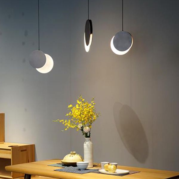 Luce a ciondolo a LED in ferro laccata nella moderna lampada appesa rotabile acrilica creativa per camera da letto