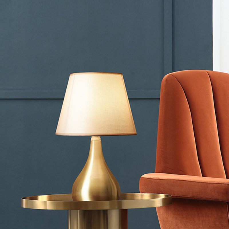 Lampada da tavolo metallica a forma di urna Simplicity Lampada da comodino con finitura in ottone a 1 luce con paralume in tessuto a botte
