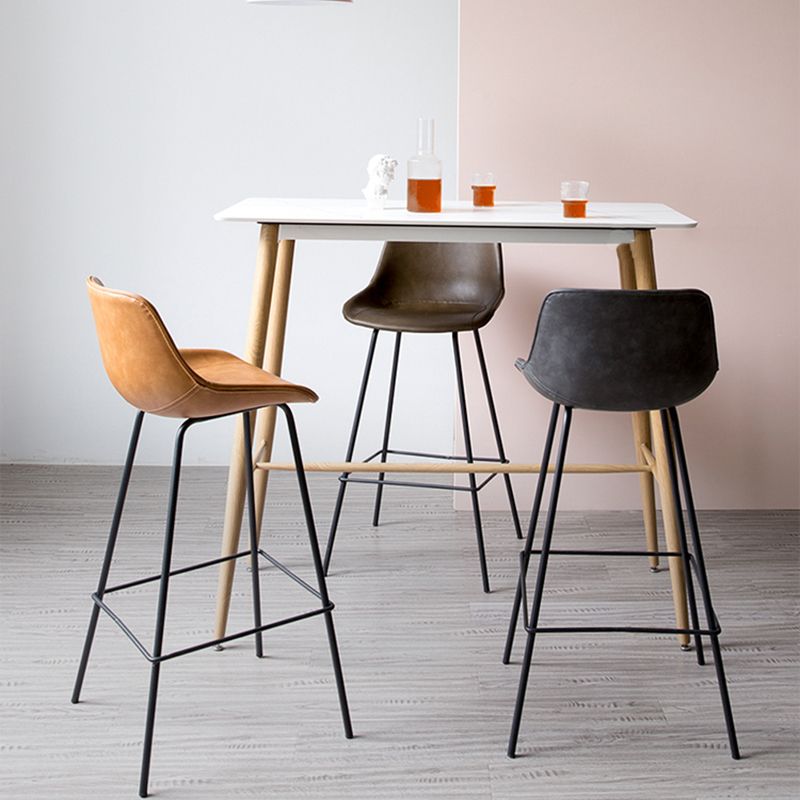 Tabouret de bar en cuir et métal noir, tabouret de comptoir scandinave à dossier bas Bristol avec siège baquet
