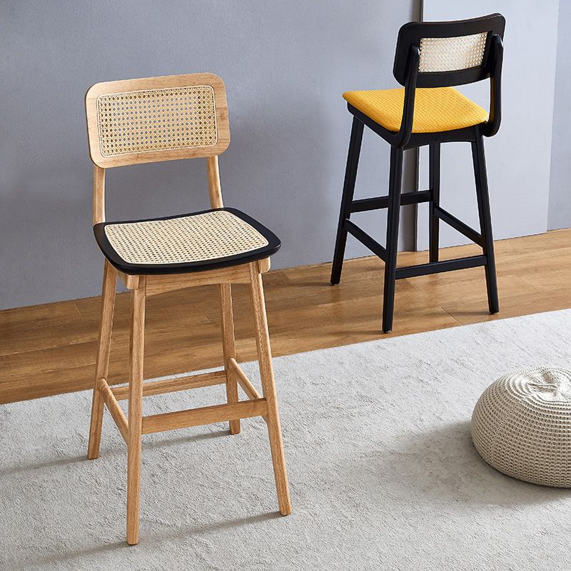 Taburete de bar cuadrado moderno de ratán, reposapiés interior, mostrador trasero bajo con patas de madera