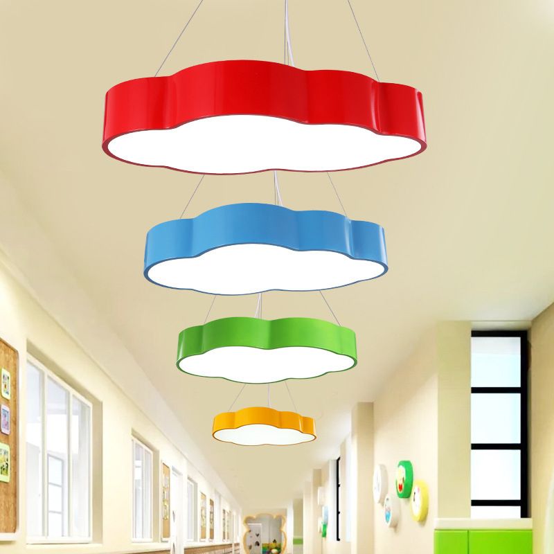 Éclair de suspension à LED de macaron acrylique à plafond du couloir de nuages ​​Éclairage en macaron acrylique en rouge / jaune / vert, 20,5 "/24,5" largeur